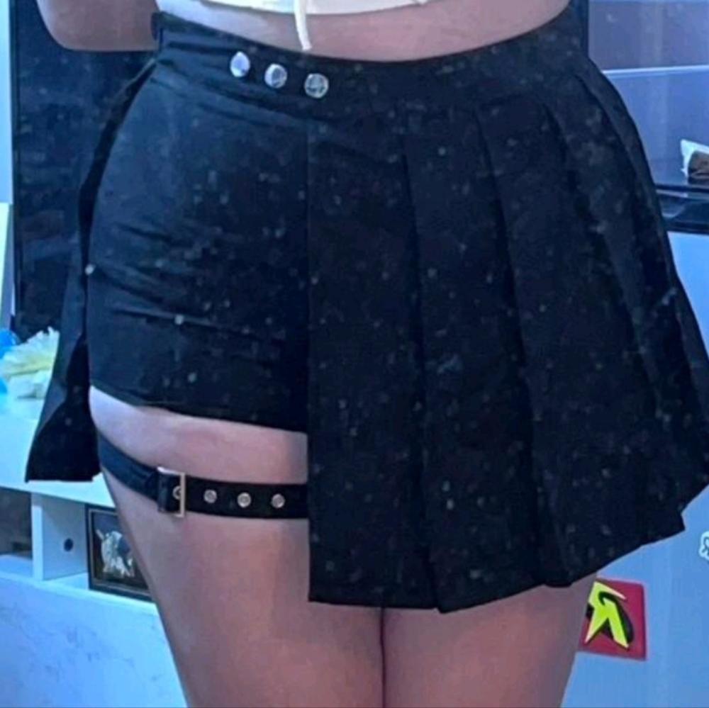 NWT Pleated Skirt w Garter